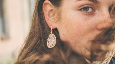 femme-boucle-oreille