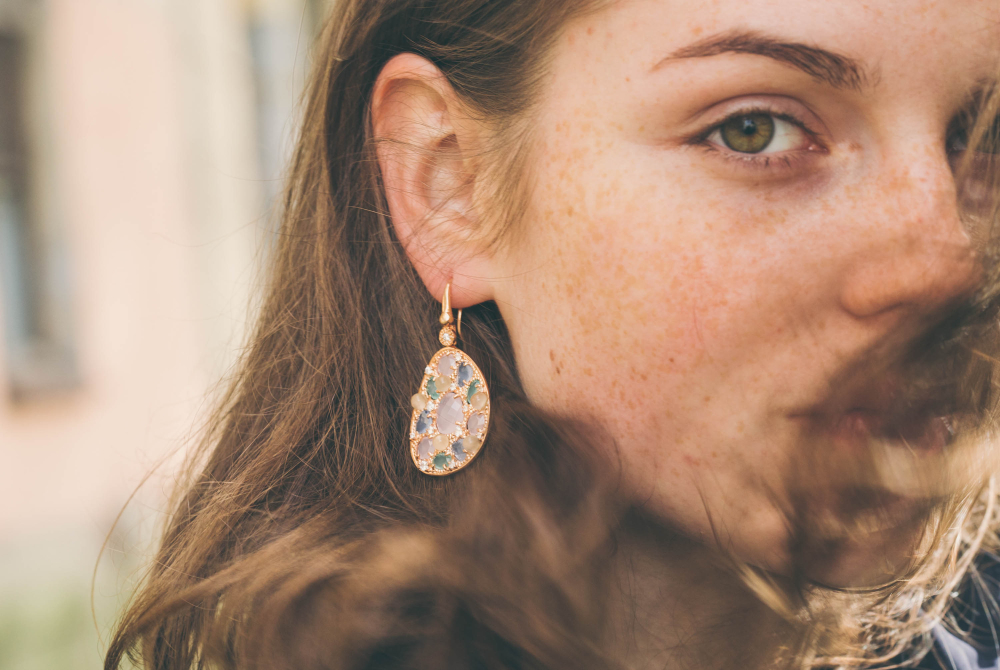 femme-boucle-oreille