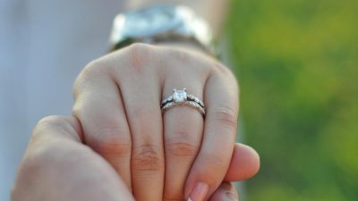 bague-fiancaille-doigt