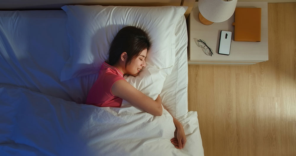femme-dort-chambre