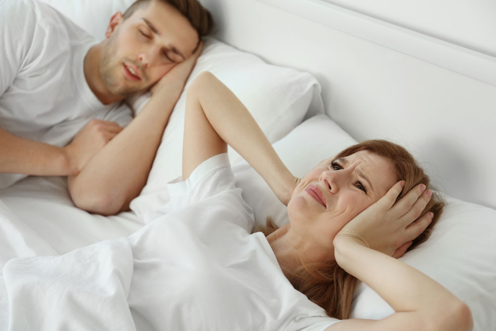 femme-couple-dort-mal