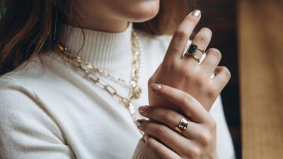 femme porte bijoux bagues collier et boucles d oreilles