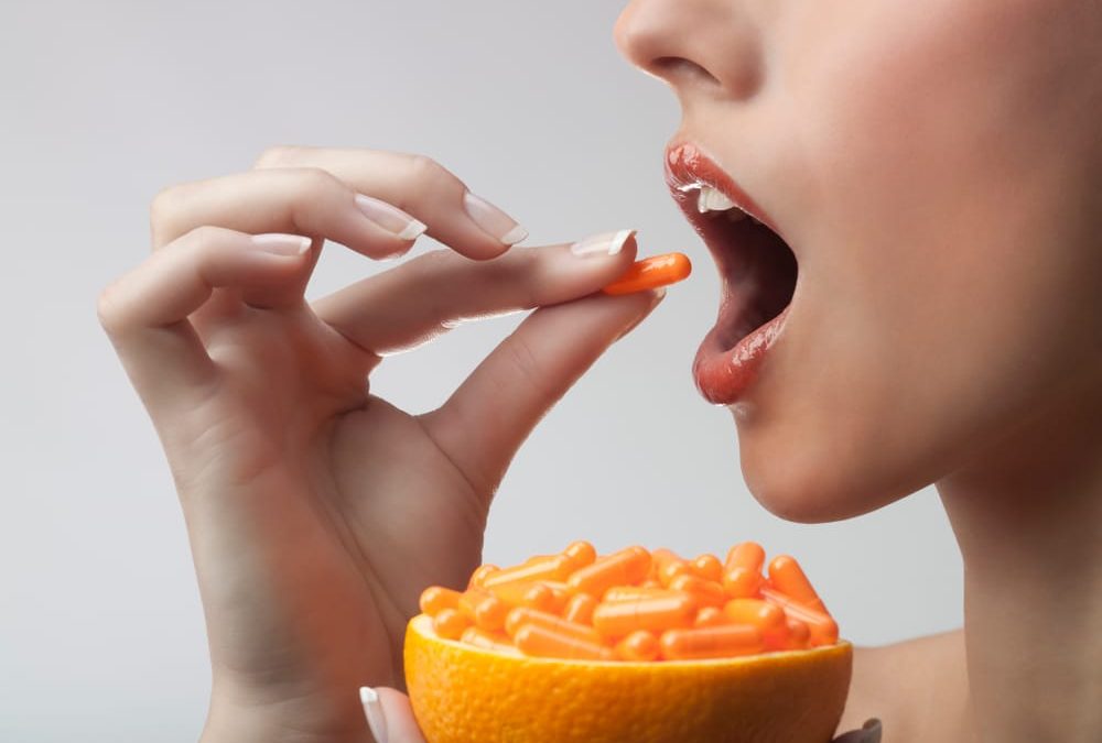 femme mange complement alimentaire