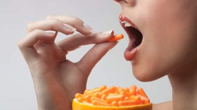 femme mange complement alimentaire