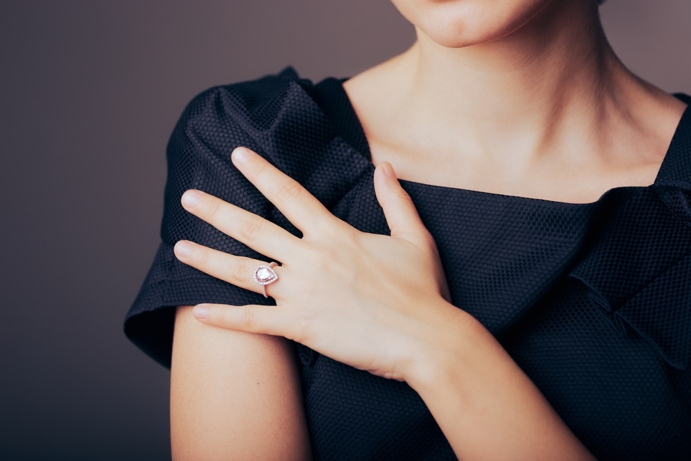 femme porte bague diamant rose