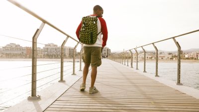 homme avec sac a dos