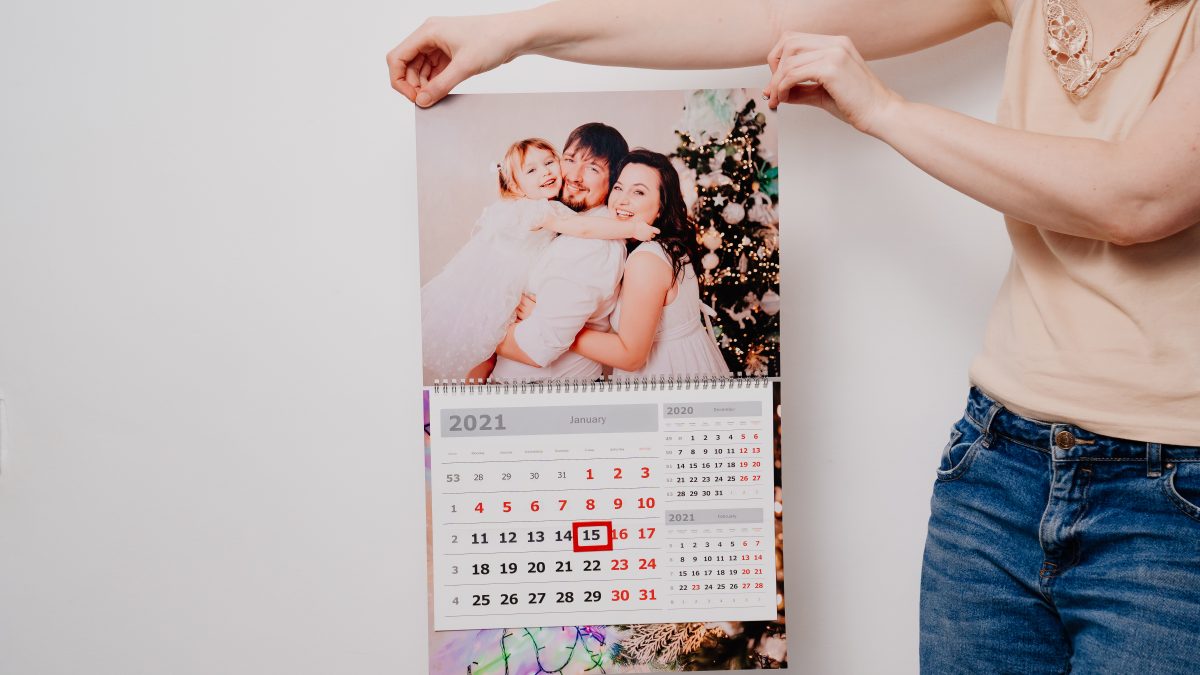 femme avec calendrier photos