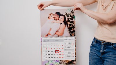 femme avec calendrier photos