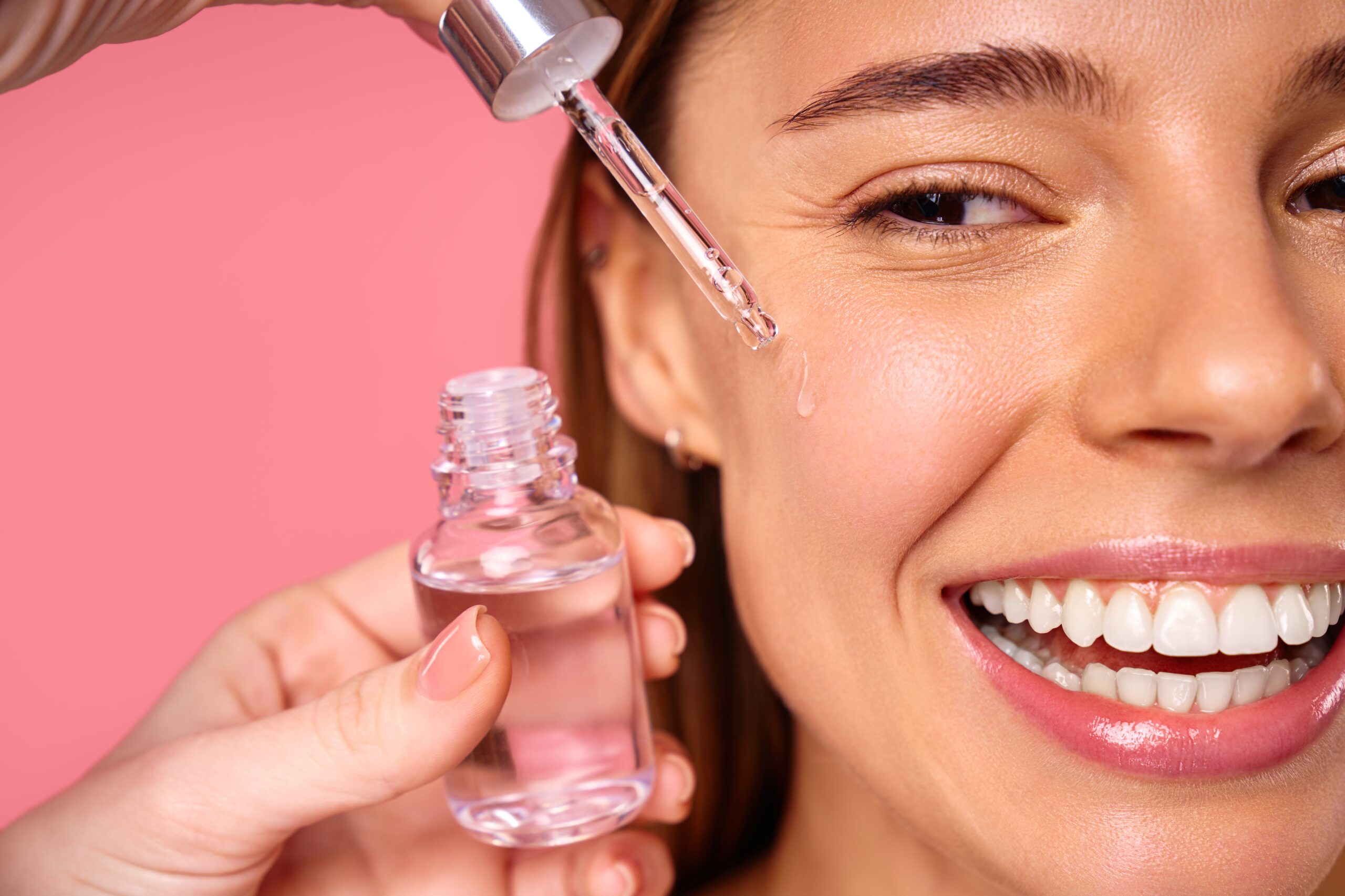 femme applique serum